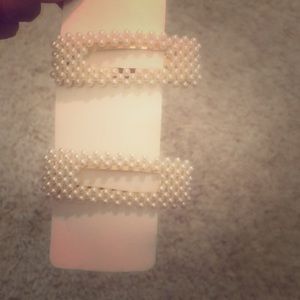 Pearl hair clips